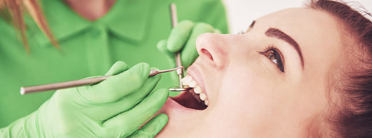 Zahnarzt, der eine Patientin in der Stomatologie heilt. Frühpräventions- und Mundhygienekonzept.
